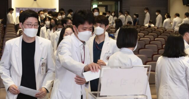 Senior doctors in South Korea submit resignations, deepening dispute ...