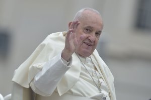 Pope Francis overcomes health concerns to deliver message of peace on Easter Sunday