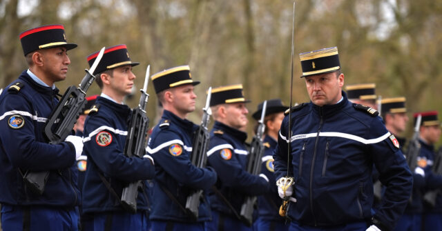 French Soldiers to Guard Buckingham Palace for First Time in History - Vimarsana News