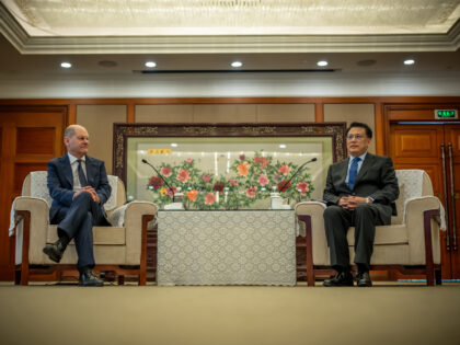 14 April 2024, China, Chongqing: Federal Chancellor Olaf Scholz (l, SPD) talks to Yuan Jia