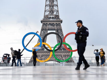 After wining the 2024 olympic organisation, Paris put the Olympics Rings at the place of H