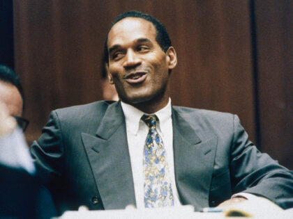 OJ Simpson souriant durant son procès qui l'accuse de double meurtre (Photo by Ted S