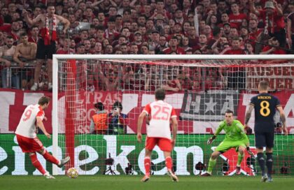 Bayern Munich's Harry Kane (L) rolls home his penalty in the Champions League semi-final f