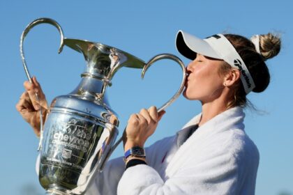 Nelly Korda, kissing the trophy after winning the Chevron Championship for her second majo