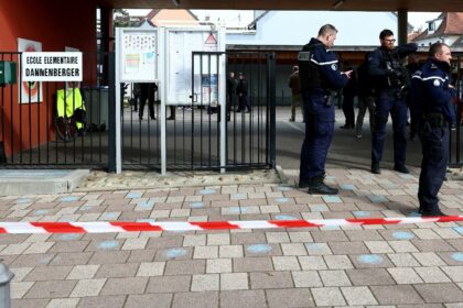 Schools in Souffelweyersheim locked down after an assailant lightly wounded two girls