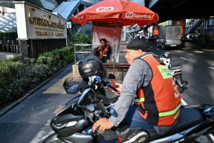 Thai motorbike delivery drivers are hard hit by soaring temperatures as as the country swe