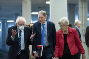 Warren, Wyden call on General Dynamics for FAFSA answers