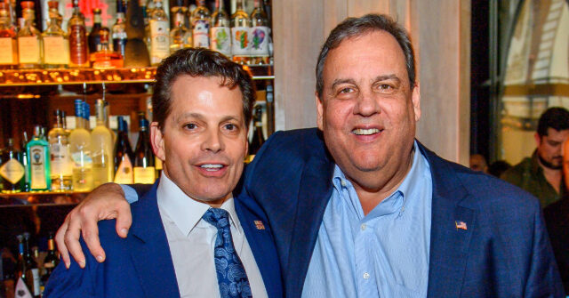 Mockery, Wonder Ensue Following Video of Chris Christie Smooching 'the Mooch'