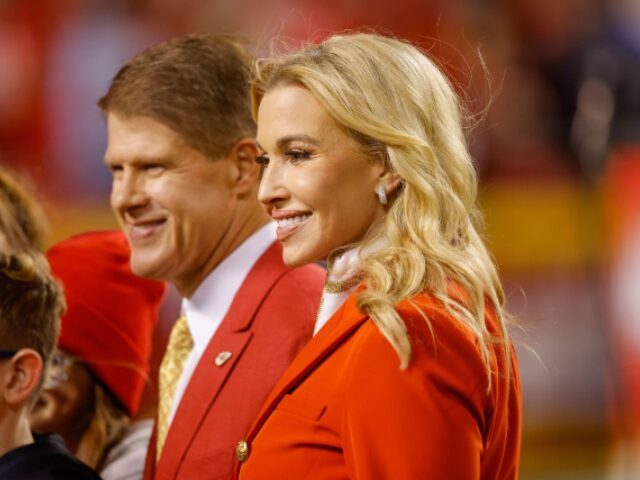 KANSAS CITY, MO - NOVEMBER 06: Tavia Hunt, wife of Kansas City Chiefs owner Clark Hunt, sm