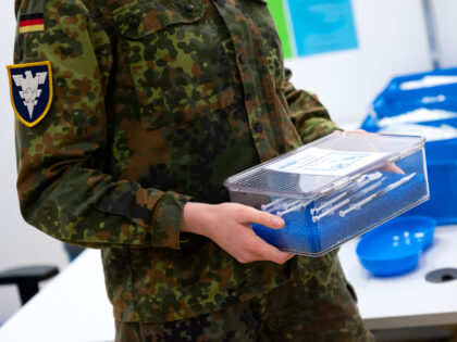 06 December 2021, Bavaria, Fürstenfeldbruck: A female soldier of the Bundeswehr carries a