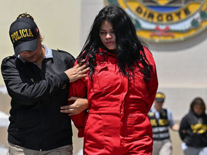 Peruvian police carry out the transfer of one of the members of the Tren de Aragua crimina
