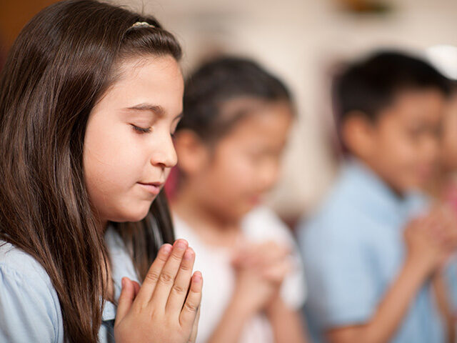 children praying