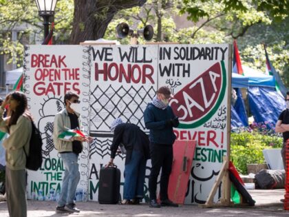 CHICAGO, ILLINOIS - MAY 03: A protest encampment takes shape on the University of Chicago