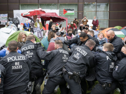07 May 2024, Berlin: Police officers take action against demonstrators during a pro-Palest