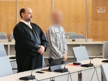 27 May 2024, North Rhine-Westphalia, Duesseldorf: Lawyer Marvin Schroth (l) stands next to