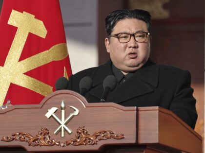 En esta imagen distribuida por el gobierno de Corea del Norte, su líder, Kim Jong Un, int