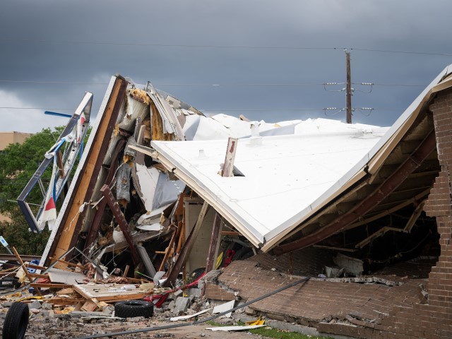 WATCH: Storm Chaser Rescues TX Family After Tornado Destroys Home - Vimarsana News