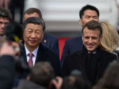 Chinese President Xi Jinping (L) is welcomed by France's President Emmanuel Macron (R) upo