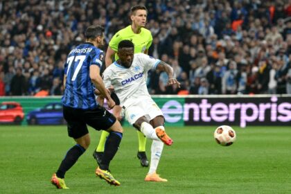 Chancel Mbemba (C) fires in Marseille's equaliser against Atalanta
