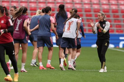 Lyon's French coach Sonia Bompastor (R) heads a training session on the eve of the Women's