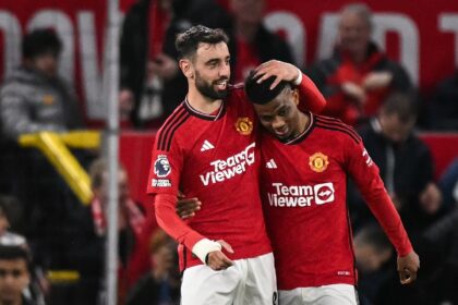 Manchester United's Amad Diallo (R) celebrates with Bruno Fernandes
