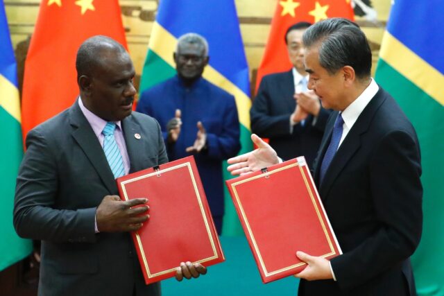 Solomon Islands outgoing prime minister has backed Foreign Minister Jeremiah Manele (L, wi