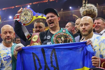 Ukraine's Oleksandr Usyk (C) celebrates his victory over Britain's Tyson Fury for the undi