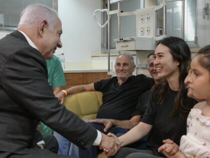 Netanyahu greets Noa Argamani (GPO)
