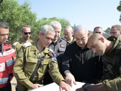 Netanyahu in the north (Amos Ben-Gershom / GPO)