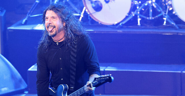 Watch -- Dave Grohl Mocks Taylor Swift During Foo Fighters Concert: 'We Actually Play Live'