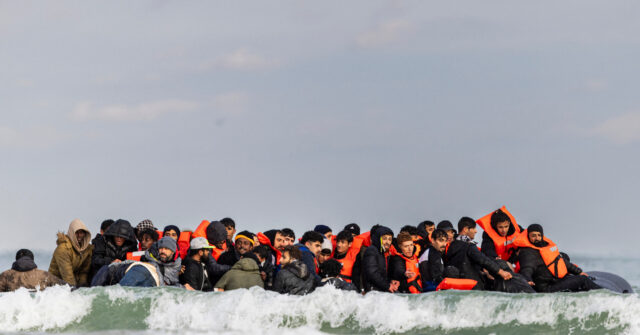 882 Illegals Cross English Channel in Highest Daily Total of the Year