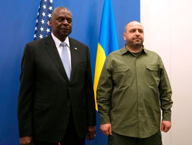 US Secretary of Defense Lloyd Austin (L) and Ukrainian Defence Minister Rustem Umerov (R)