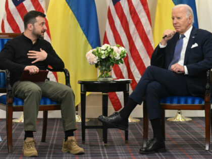 US President Joe Biden (R) and Ukraine's President Volodymyr Zelensky (L) hold a bilateral