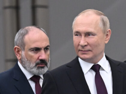 Russian President Vladimir Putin (R) and Armenian Prime Minister Nikol Pashinyan arrive to