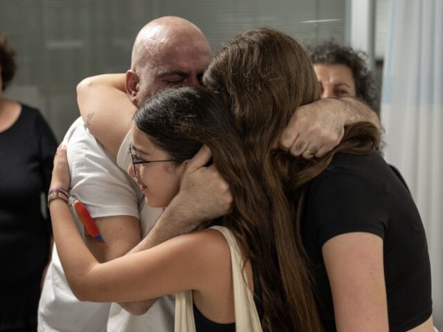 Israeli hostages greet (GPO)