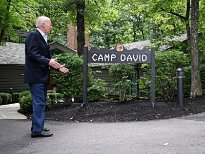 US President Joe Biden (L) welcomes Japanese Prime Minister Fumio Kishida (R), and South K