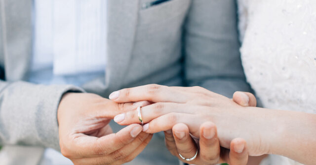 WATCH: Southwest Airlines Flight Attendant Has Married Women Write Advice to Bride-to-Be on Napkins