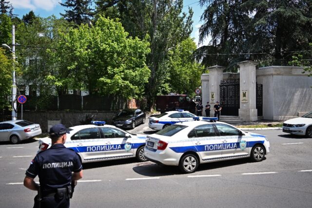 The assailant shot a police officer in the neck with a crossbow while he was on duty in fr