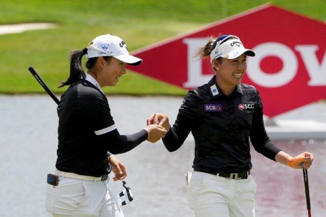 Cina's Yin Ruoning, left, and Thailand's Atthaya Thitikul celebrated a birdie on the final