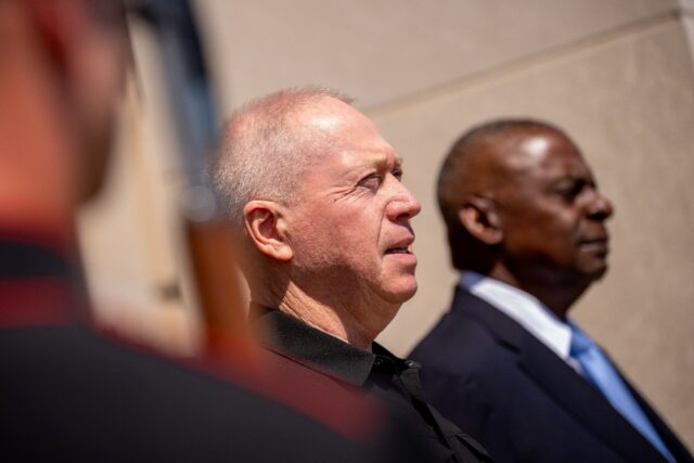 US Secretary of Defense Lloyd Austin (R) and Israeli Defense Minister Yoav Gallant (C) sta