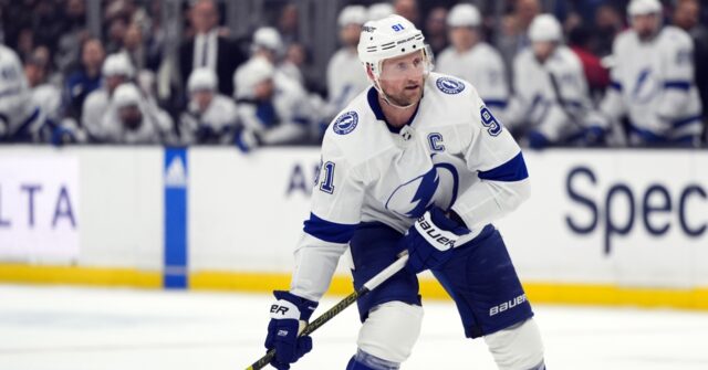 Steven Stamkos Signs with Nashville Predators