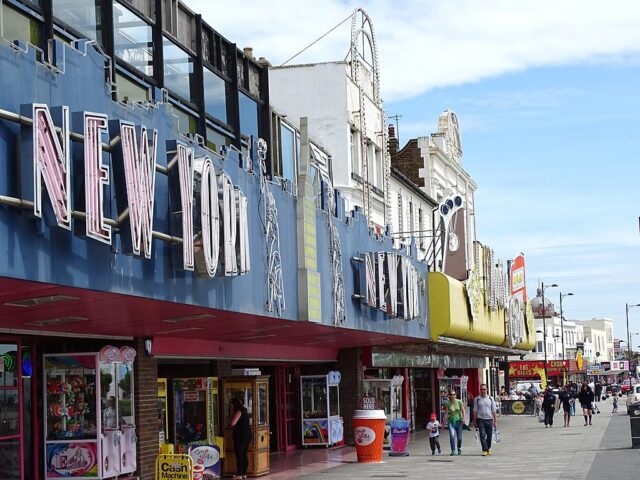 1024px-Promenade_Scene_-_Southend-on-Sea_-_Essex_-_England_(28226132922)