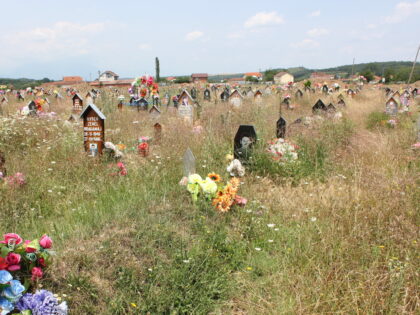 War graves in Kosovo / Nigel Hoult / Flickr