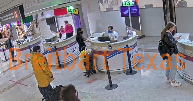 EXCLUSIVE: Mexican Immigration Agents Photographed Taking Bribe from Hungarian Woman Flagged by U.S. Authorities