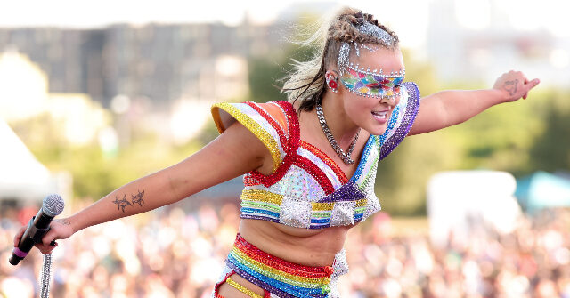 Watch -- Pop Sensation JoJo Siwa Curses Out Fans After Getting Booed at Pride Event: 'F**K You'