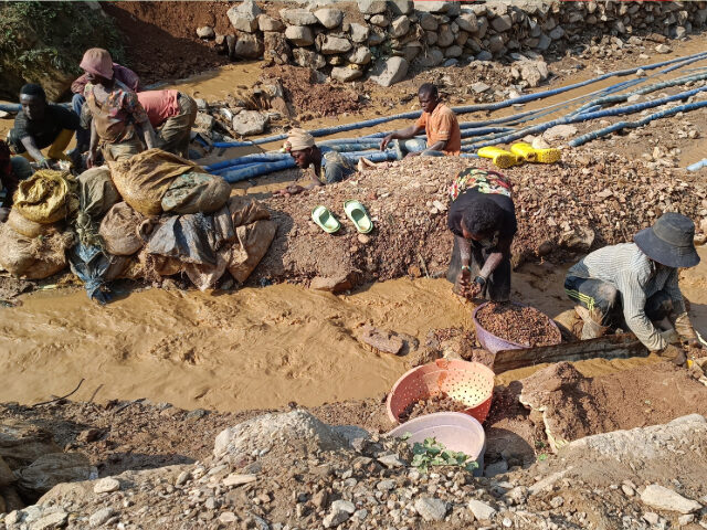 Cobalt mining under poor conditions in Democratic Republic of Congo