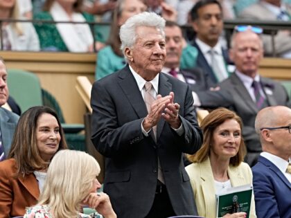 Dustin Hoffman reacts as he watches the third round match between Spain's Carlos Alcaraz a