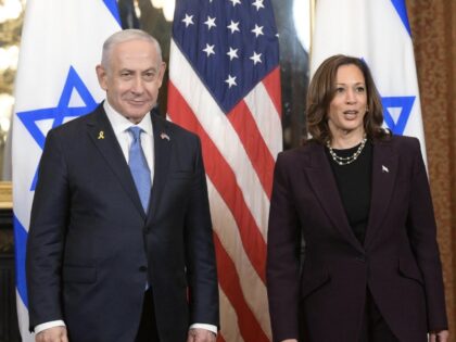 Netanyahu separate from Harris (Amos Ben-Gershom / GPO)