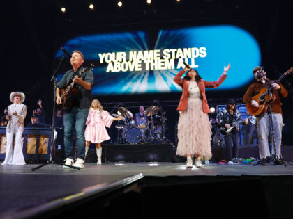 NASHVILLE, TENNESSEE - MARCH 29: Lainey Wilson, Anne Wilson, Chris Tomlin, Kari Jobe and C