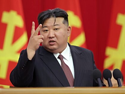 En esta foto facilitada el martes 2 de julio de 2024 por el gobierno norcoreano, el líder